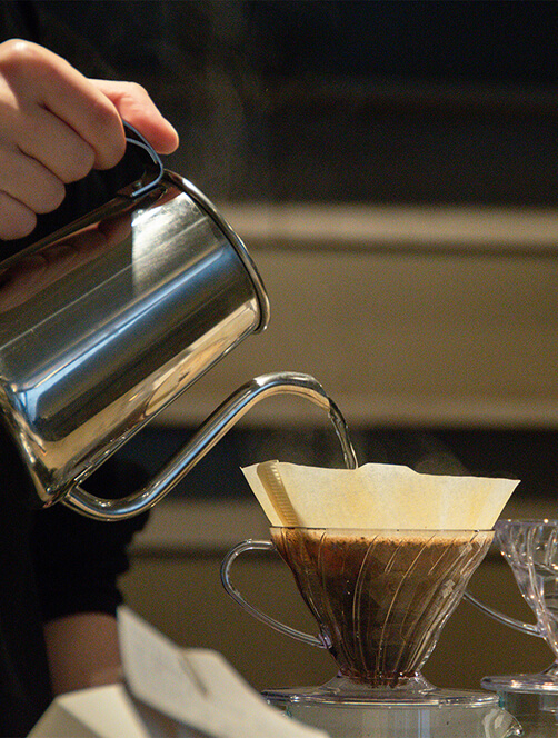 コーヒー豆にお湯を注いでいる